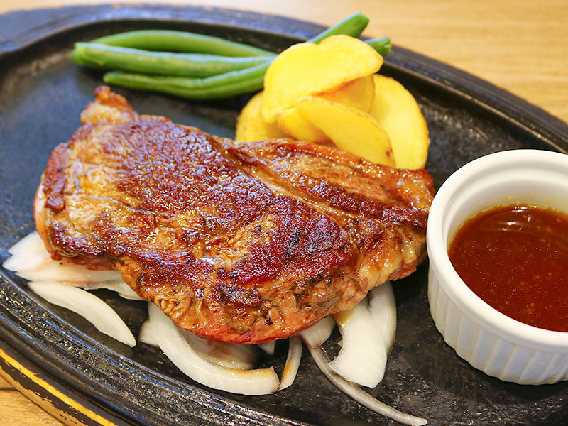 【リピーター続出】ラムランプ肉の厚切りステーキ!