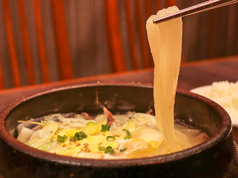 うま塩スープで身体温まるコムタン麺♪